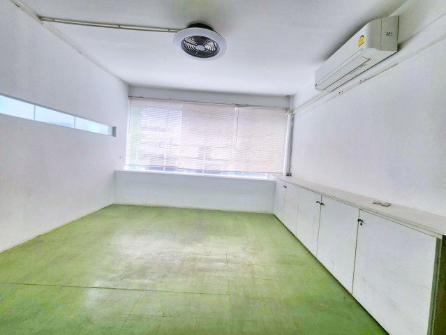 picture 			a front lift installation 8Beds 4Baths The Mall Ramkhamhaeng Hospital.400m. 4.5-storey commercial building comprising 3 connected units,           - 5/8