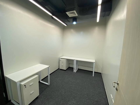 Offices and coworking spaces at KPN Tower in Bangkok's Rama IX commercial district, a prime location near Phra Ram 9 MRT station.