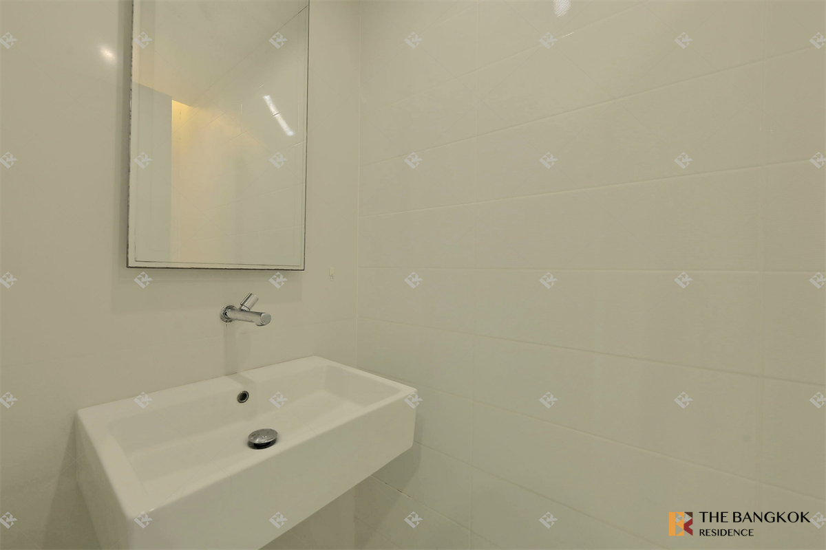 picture The Room Sukhumvit 21 Start Elevated Living at a Price Youll Love - 4/10