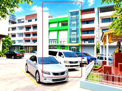 Shophouses for rent Ramkhamhaeng 127/2 : 			a front lift installation 8Beds 4Baths The Mall Ramkhamhaeng Hospital.400m. 4.5-storey commercial building comprising 3 connected units,          