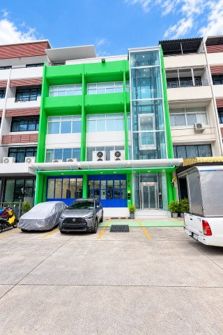 picture 			a front lift installation 8Beds 4Baths The Mall Ramkhamhaeng Hospital.400m. 4.5-storey commercial building comprising 3 connected units,           - 2/8