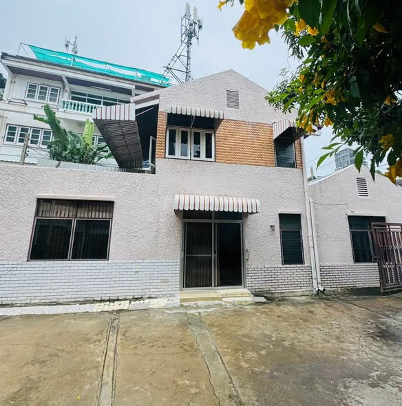 รูป LTHC16265 - House For Rent | Sukhumvit 34 | Near BTS Thonglor | 200+ Sq.m. | 3 Beds | 2 Parking | 100K/Month - รูปที่ 1/7