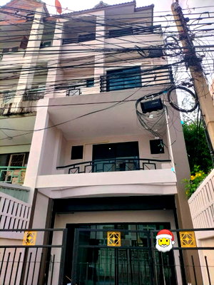 เช่าทาวน์โฮม MRT สวนหลวง ร. 9 : 🏡✨ ให้เช่าทาวน์เฮ้าส์ 4 ชั้น ห้องมุม ซ.ศรีนครินทร์ 40 3 ห้องนอน 3 ห้องน้ำ บรรยากาศเหมือนบ้านเดี่ยว | รีโนเวตใหม่ | Fully Furnished