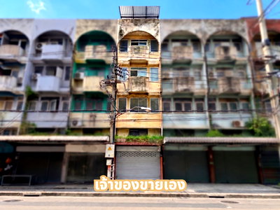 Shophouses for sale Lat Pla Khao Road : 🏢 4.5-story commercial building in the Lat Pla Khao area, situated right on Lat Pla Khao Road and close to the MRT Pink Line.