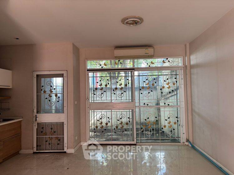 รูป ทาวน์เฮ้าส์สามห้องนอนเลี้ยงสัตว์ได้ใน The Terrace Rama 2 (ID 3344157) - รูปที่ 2/8
