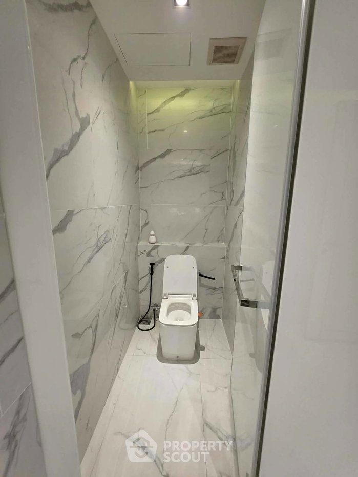 picture 200m To ARL Ratchaprarop | 2-BR The Room Phayathai (ID 3342512) - 11/11