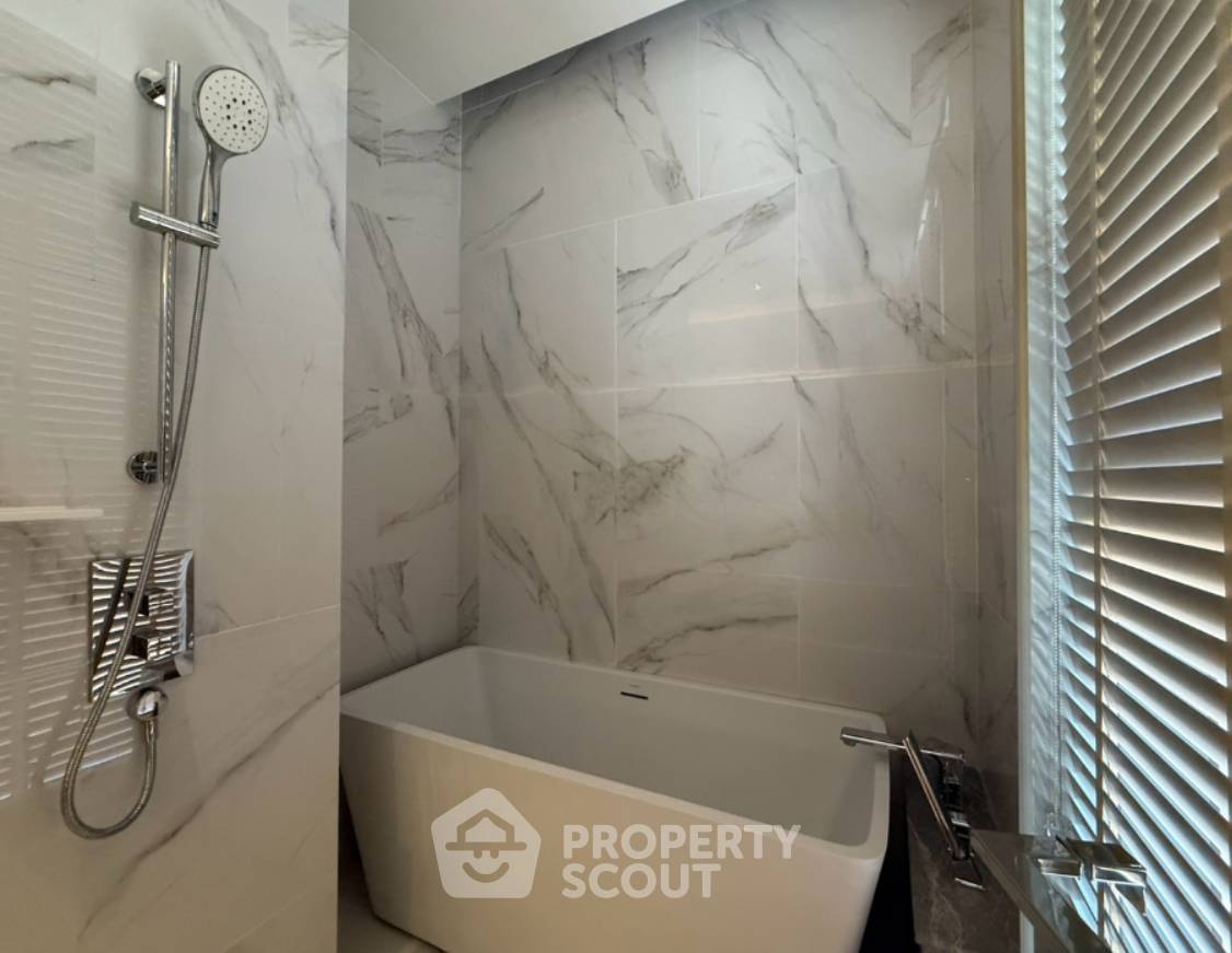 picture 56 Sqm 1-BR At The Reserve Sathorn Near BTS Sala Daeng (ID 3342689) - 3/3