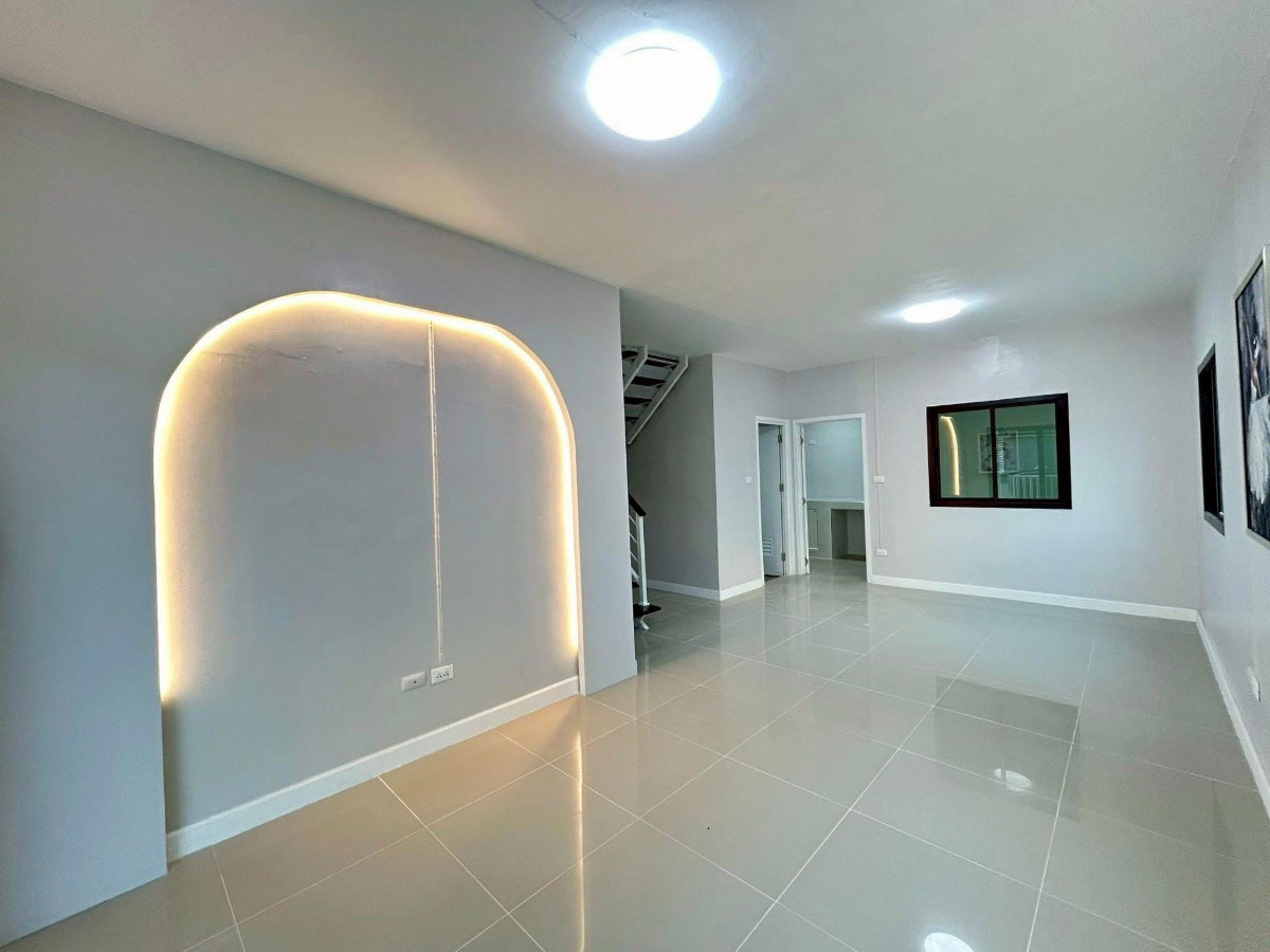 รูป RealEstate 905-46 รีโนเวทใหม่เอี่ยมทั้งหลัง ดีไซน์โปร่งสบา ได้พื้นที่ส่วนตัวหลังมุมเนื้อที่กว้า - รูปที่ 4/9
