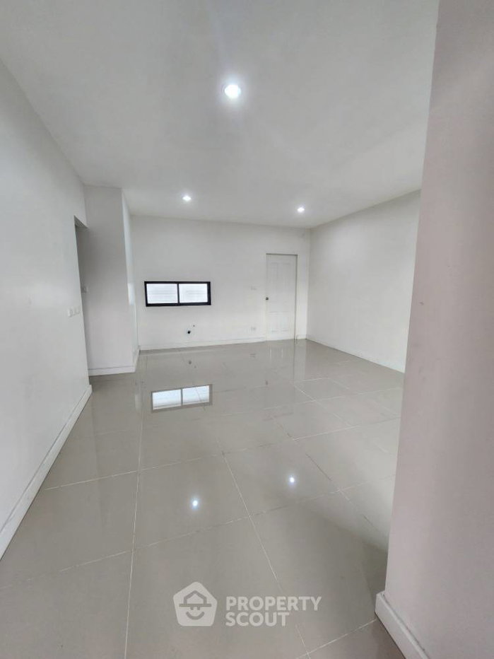picture 3-BR Townhouse in Khlong Thanon (ID 2020545) - 3/15