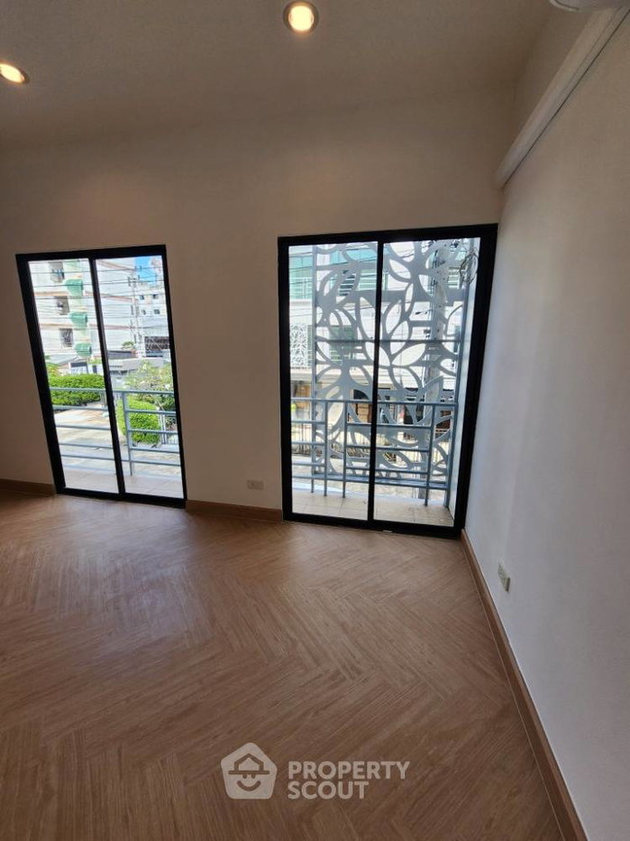picture 3-BR Townhouse in Khlong Thanon (ID 2020545) - 7/15