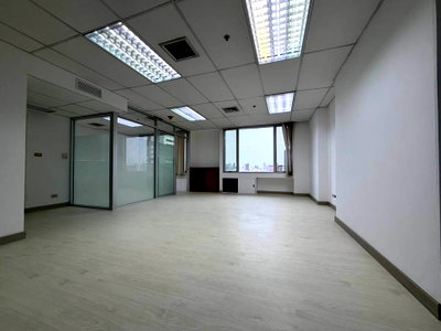 Office for sale MRT Thailand Cultural Centre : #OHR27 Office Space for Sale (93 sq.m.) 📍 600m to MRT Huai Khwang