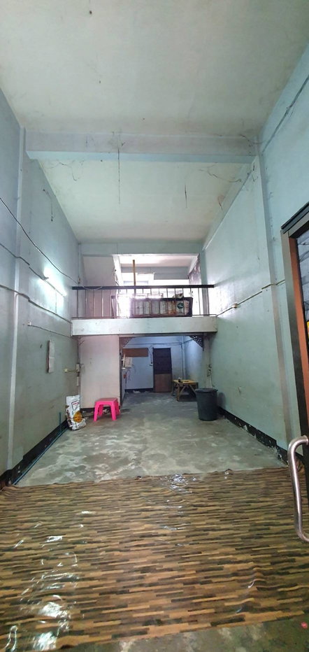 รูป ขายอาคารพาณิชย์ 3ชั้นครึ่ง 21.5 ตรว. ติดถนนใหญ่คอนกรีต4เลน ข้างตลาดเมืองเหน่อ ใกล้โรบินสันสุพรรณ ลดราคาพิเศษ 1.5ล้าน - รูปที่ 5/17