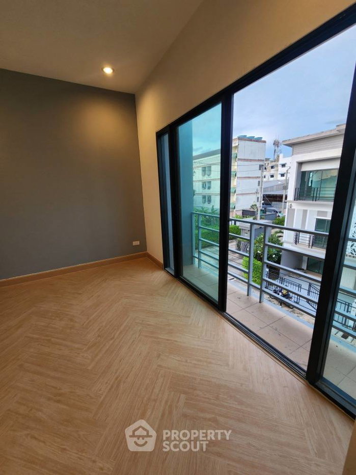 picture 3-BR Townhouse in Khlong Thanon (ID 2020545) - 13/15