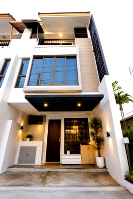 Townhouses for rent Sukhumvit 97 : 			BTS BangChak700m. 3-story corner-unit townhome Regent Home Sukhumvit97/1 On Nut area.55,999Baht/mont          