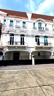 Townhouses for rent Bangkok : Townhome for Rent at Baan Klang Muang Grand De Paris Ratchada