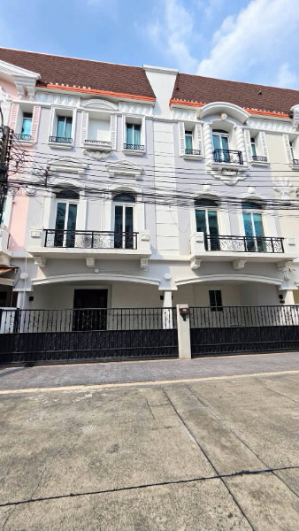 Townhouses for rent : Townhome for Rent at Baan Klang Muang Grand De Paris Ratchada