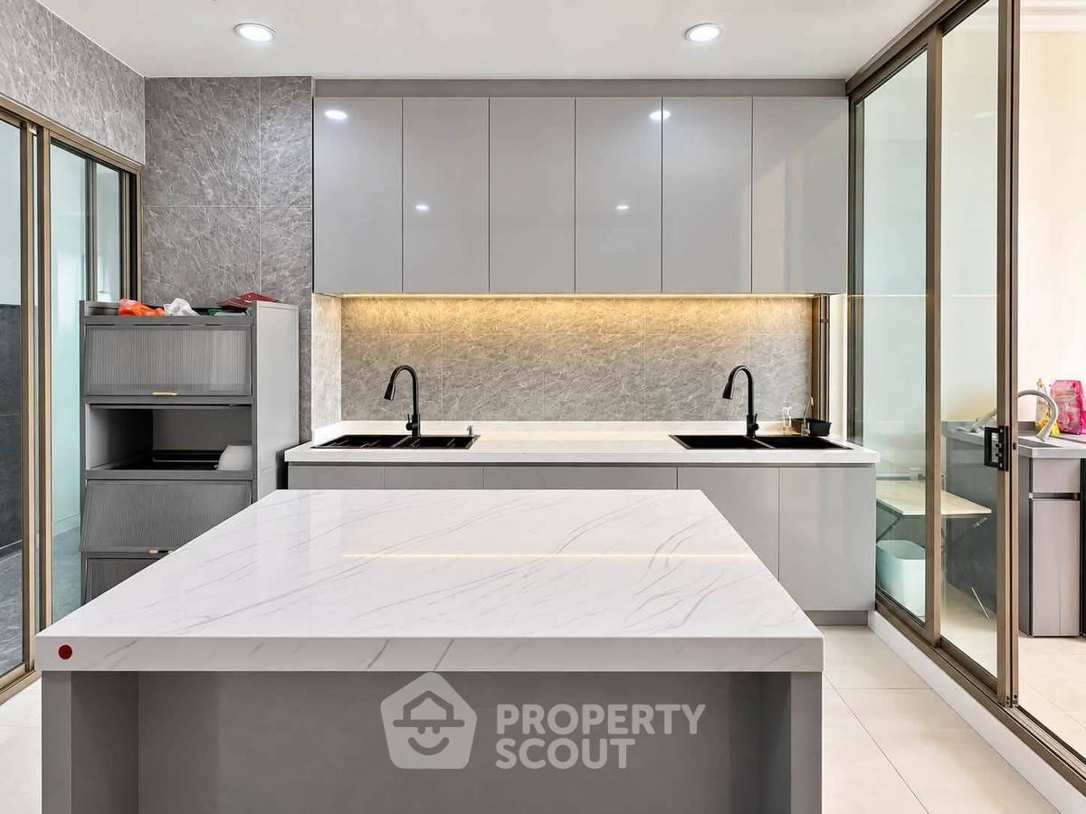 picture 4-BR Condo at Supalai Oriental Sukhumvit 39 near MRT Phetchaburi (ID 3343863) - 10/17