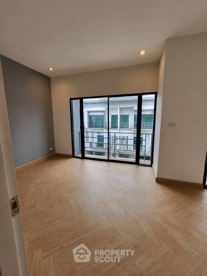 picture 3-BR Townhouse in Khlong Thanon (ID 2020545) - 2/15