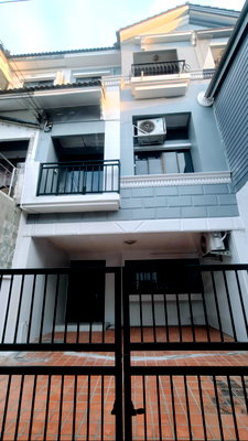 Townhouses for rent Bangkok : Townhome renovated 3 bedrooms 4 bathrooms w/air-con