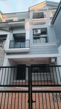 Townhome renovated 3 bedrooms 4 bathrooms w/air-con