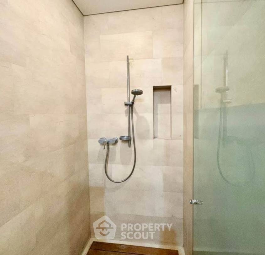 picture Spacious 1-BR 62 Sqm Saladaeng Residences, 400m From MRT Silom (ID 3342481) - 4/5