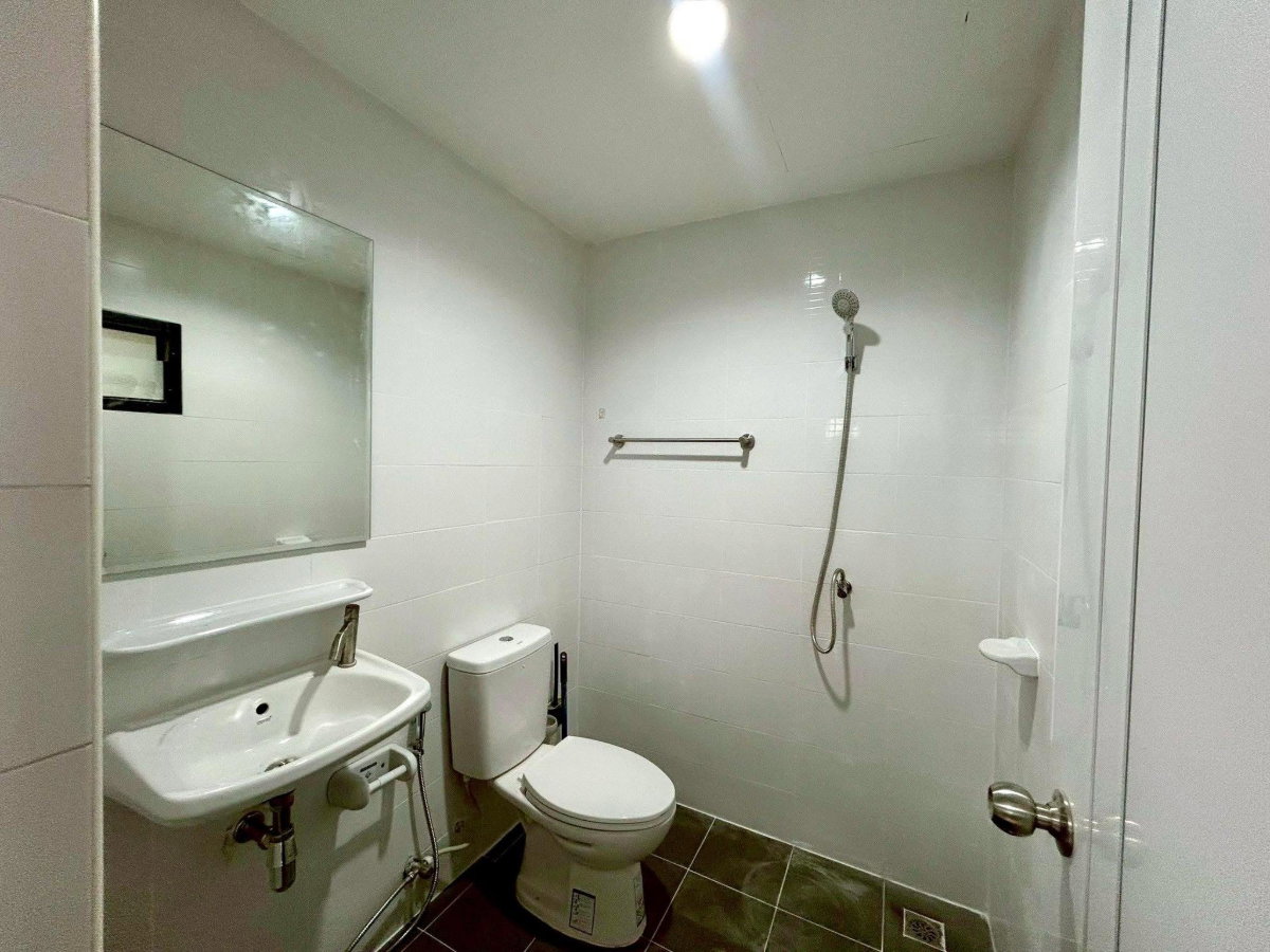 รูป RealEstate 905-46 รีโนเวทใหม่เอี่ยมทั้งหลัง ดีไซน์โปร่งสบา ได้พื้นที่ส่วนตัวหลังมุมเนื้อที่กว้า - รูปที่ 8/9