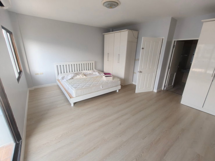 picture Townhome renovated 3 bedrooms 4 bathrooms w/air-con - 8/14