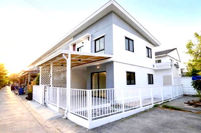 บ้านเดี่ยว ปทุมธานี : RealEstate 905-46    รีโนเวทใหม่เอี่ยมทั้งหลัง ดีไซน์โปร่งสบา ได้พื้นที่ส่วนตัวหลังมุมเนื้อที่กว้า