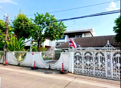 Houses for sale Department of Mental Health : Large Detached House for Sale in Prime Location: Soi Ngamwongwan 25 Sub-soi 8 | 240 sq.w. | 600 sq.m. | 4 Beds, 3 Baths