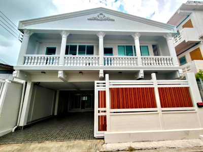 Houses for sale Bangkok : Newly renovated modern luxury single house for sale in Premruethai 1 Village, Soi Ramintra 46/1, near the Pink Line BTS Khu Bon station