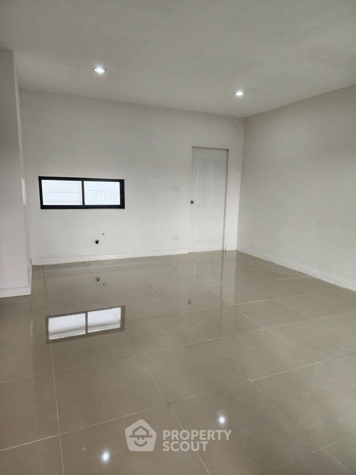 picture 3-BR Townhouse in Khlong Thanon (ID 2020545) - 10/15