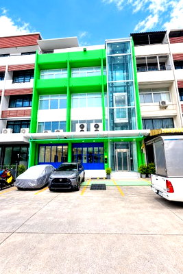 Shophouses for rent Bangkok : 			parking for 5 cars,  The Mall Ramkhamhaeng Hospital.400m. 4.5-storey commercial building comprising          