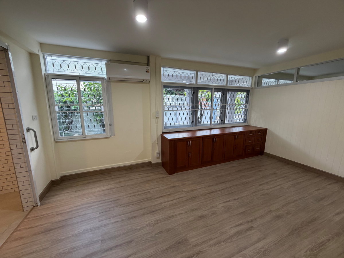 รูป Owner Post: บ้านเดี่ยวหลังใหญ่รีโนเวทใหม่ใจกลางวิภาวดี บ้าน บนที่ดิน 165 ตร.ว. พร้อมสนามกว้าง เหมาะสำหรับอยู่อาศัยหรือ Home Office - รูปที่ 13/25