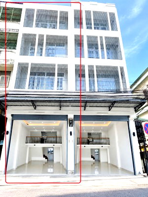 Shophouses for rent Bangkok : 			OnNut Road41-49  MRT SiNut.300m. 4-story shophouse for rent 3bed 3bath  15 sq.wa. usable area 240 sq          
