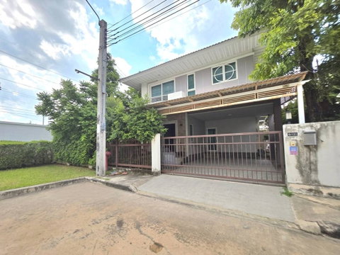 For Sale: Two adjacent detached houses at Supalai Gardenville (Krungthep Kreetha-Motorway Link). Land area: 166 sq. wah.
