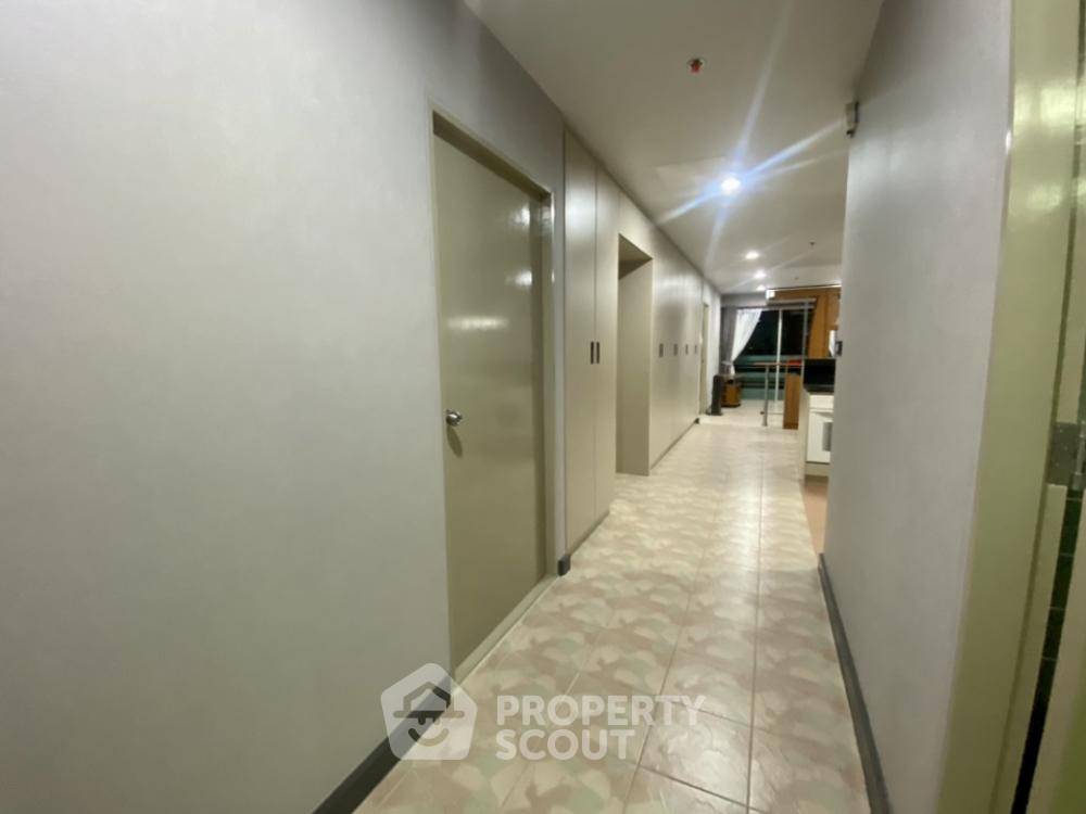 picture 3-BR Condo at Modern Home Tower Condominium near MRT Wat Mangkon (ID 3260383) - 10/19