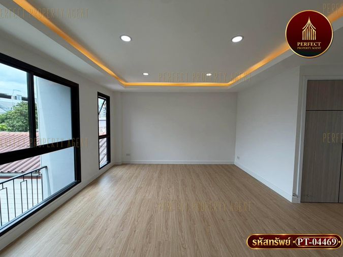 ขายโฮมออฟฟิศ 4 ห้องนอน 200 ตร.ม. 24 ตร.ว. เขตวังทองหลาง