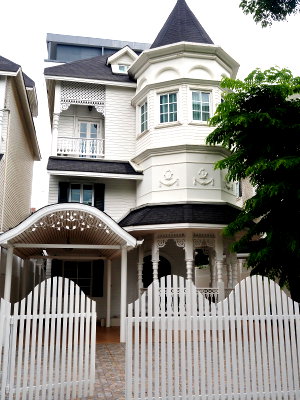 Townhouses for rent Bangna Commercial College : Fantasia Villa 2 | 3-Storey Detached House | 4 Bedrooms | 5 Bathrooms | 350 Sq.m. | THB 90,000/Month