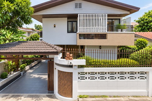 			Ratchadaphisek 3-4bed 5A/C 2-story detached house located 1.2 km. from MRT Sutthisan. 3 bath a 50 sq.wa. land plot and 200 sq.m. of usable          