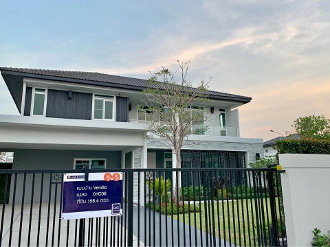 Detached house for rent at Mantana Lake Watcharapol (158.4 sq. wah): 4 bedrooms, 5 bathrooms, corner unit, near the expressway.