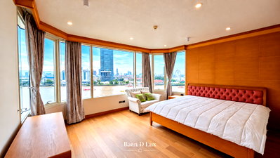 Condos for sale : Condo for sale: Watermark Chaophraya River (242.5 sq m.), 3 bedrooms, 4 bathrooms, river view in every room.