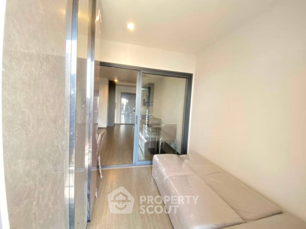 picture 27th-Floor 2-BR Ideo Phaholyothin Chatuchak Near BTS Saphan Khwai (ID 402862) - 3/8