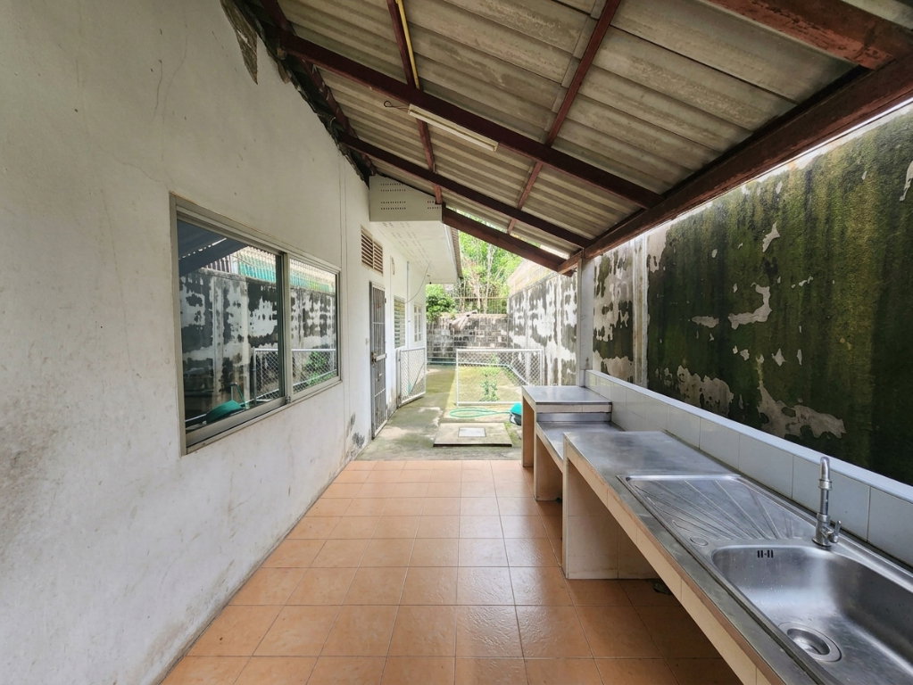 รูป 92920 - ขายที่ดินพร้อมบ้านเดี่ยวชั้นเดียว ซอยงามวงศ์วาน 18 แยก 10 (จุฬาเกษม 16/4) ขนาด 260.8 ตร.ว. พื้นที่ใช้สอย 220 ตร.ม. พื้นที่กว้างขวาง - รูปที่ 10/12