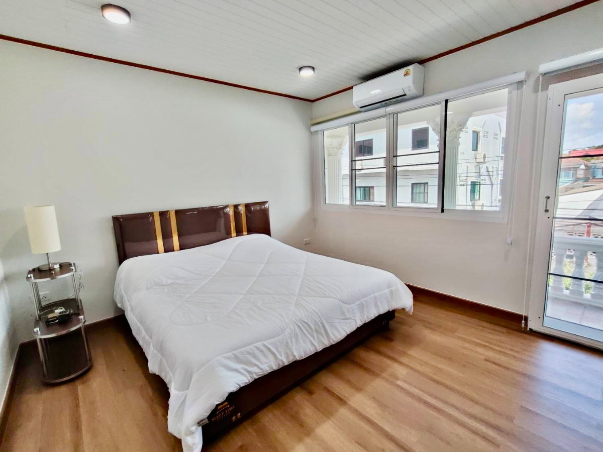 รูป 98694 - ขายบ้านเดี่ยวรีโนเวทใหม่สไตล์โมเดิร์นลักชัวรี่ หมู่บ้านเปรมฤทัย (Premruethai) ซอยรามอินทรา 46/1 แถมเฟอร์นิเจอร์บิวท์อินและเครื่องใช้ไฟฟ้า - รูปที่ 9/12