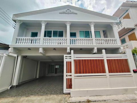 ขายบ้านเดี่ยวรีโนเวทใหม่สไตล์โมเดิร์นลักชัวรี่ หมู่บ้านเปรมฤทัย (Premruethai) ซอยรามอินทรา 46/1 แถมเฟอร์นิเจอร์บิวท์อินและเครื่องใช้ไฟฟ้าครบครัน