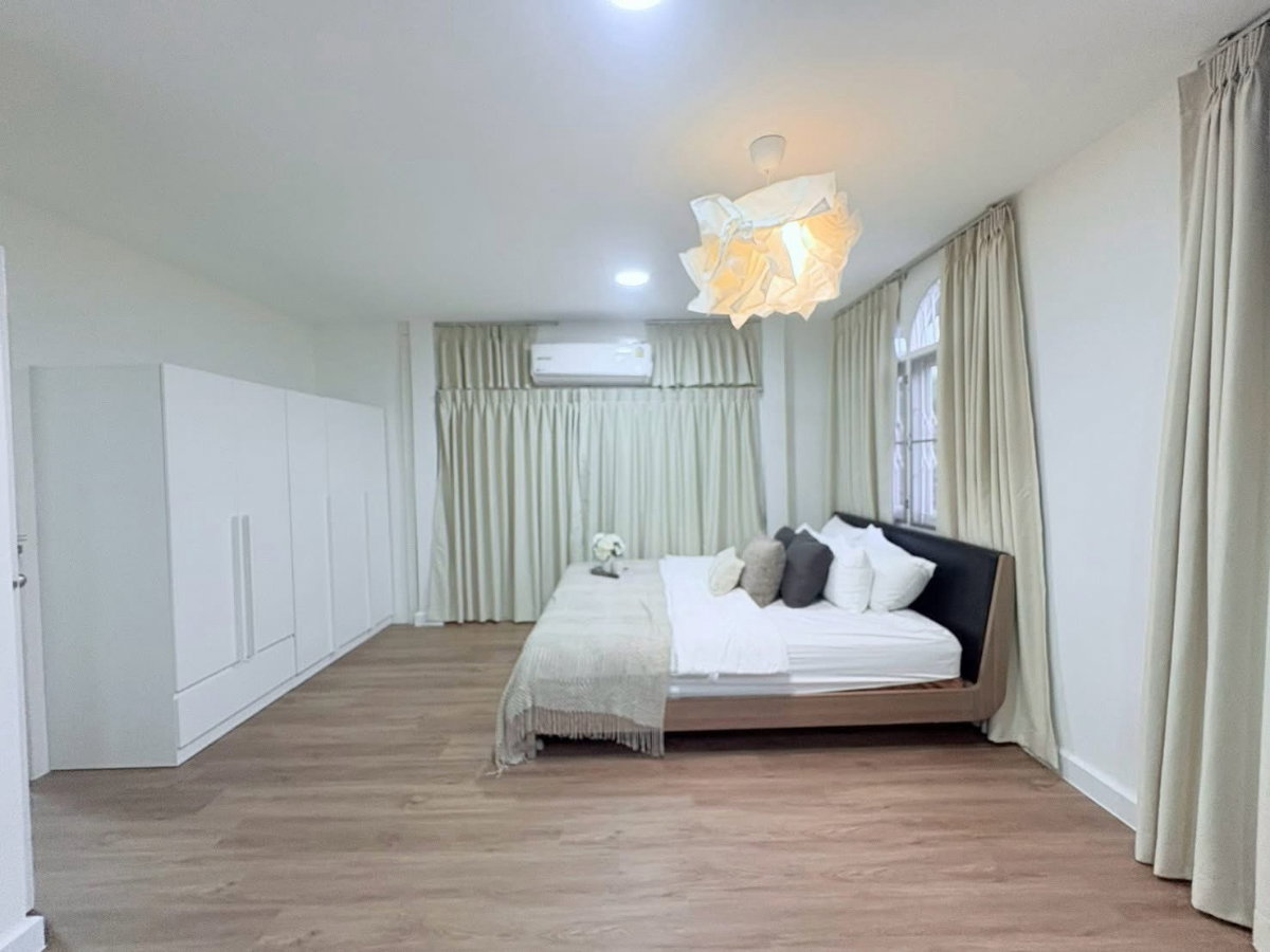 รูป 🏡✨ บ้านเดี่ยวให้เช่า ใจกลางรัชดา–ห้วยขวาง 6 ห้องนอน 4 ห้องน้ำ บ้านที่มีพื้นที่กว้างและเป็นส่วนตัว บ้านพื้นที่กว้าง เหมาะสำหรับครอบครัวใหญ่ - รูปที่ 17/20