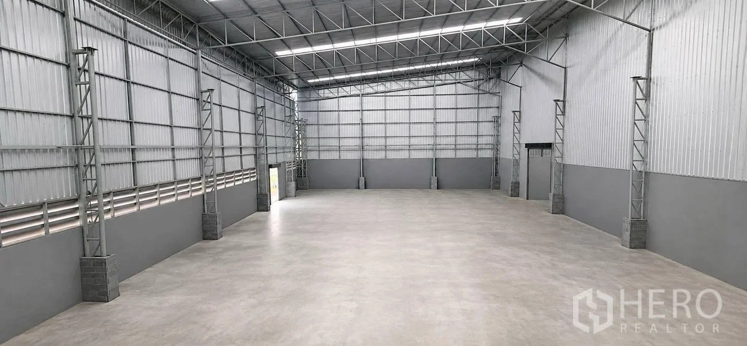 picture For rent Warehouse 1000 sq.m. in Bang Khun Thian, Bangkok - 1/4