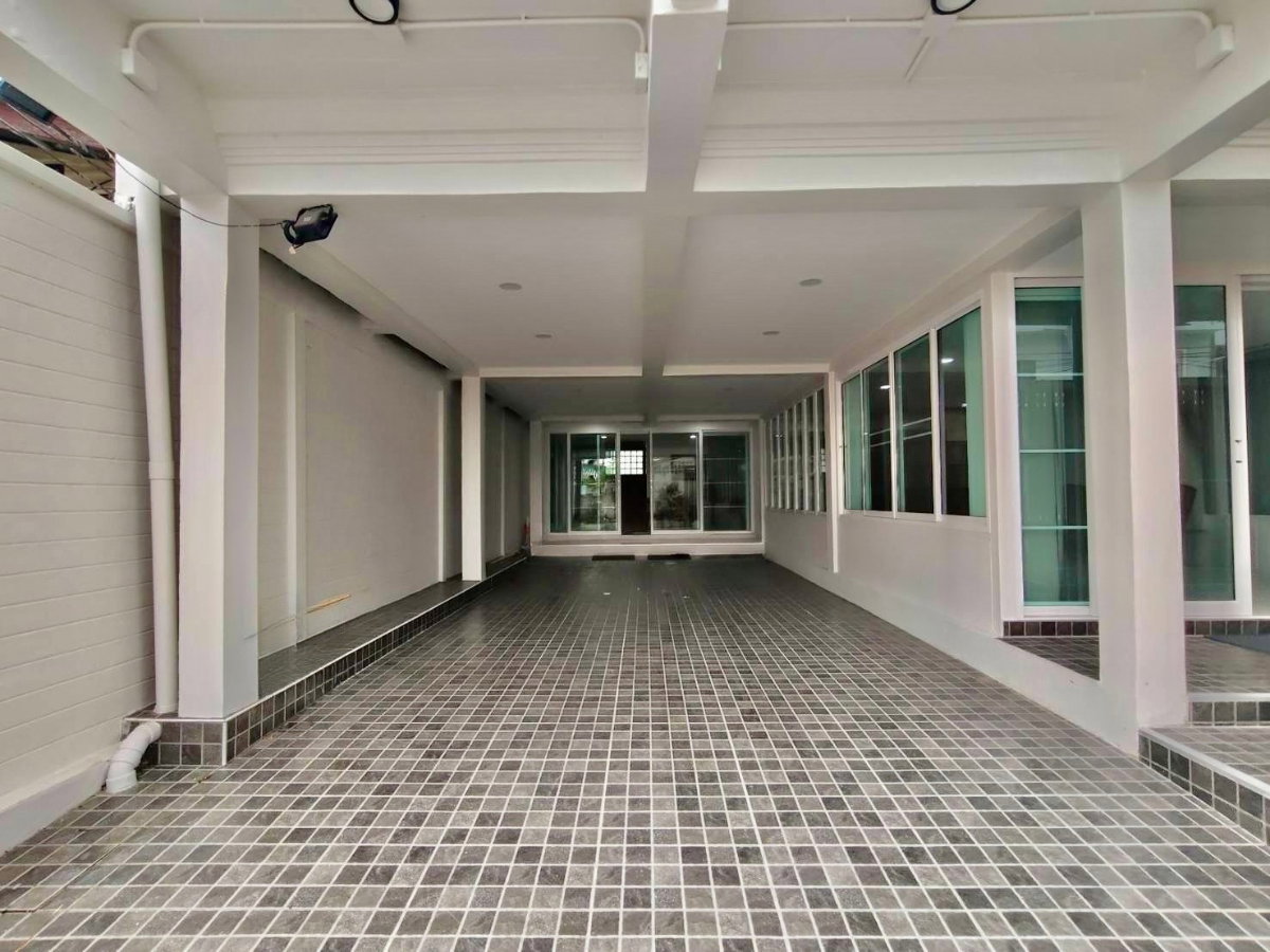 รูป 98694 - ขายบ้านเดี่ยวรีโนเวทใหม่สไตล์โมเดิร์นลักชัวรี่ หมู่บ้านเปรมฤทัย (Premruethai) ซอยรามอินทรา 46/1 แถมเฟอร์นิเจอร์บิวท์อินและเครื่องใช้ไฟฟ้า - รูปที่ 2/12