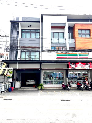 Shophouses for sale Chiang Mai : Commercial building next to 7-Eleven, located on the Chiang Mai Rajabhat University route. Flood-free area. (Tel/Line: 088-5986998)