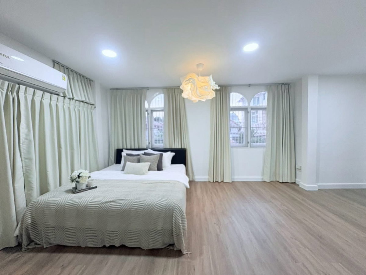 รูป 🏡✨ บ้านเดี่ยวให้เช่า ใจกลางรัชดา–ห้วยขวาง 6 ห้องนอน 4 ห้องน้ำ บ้านที่มีพื้นที่กว้างและเป็นส่วนตัว บ้านพื้นที่กว้าง เหมาะสำหรับครอบครัวใหญ่ - รูปที่ 16/20